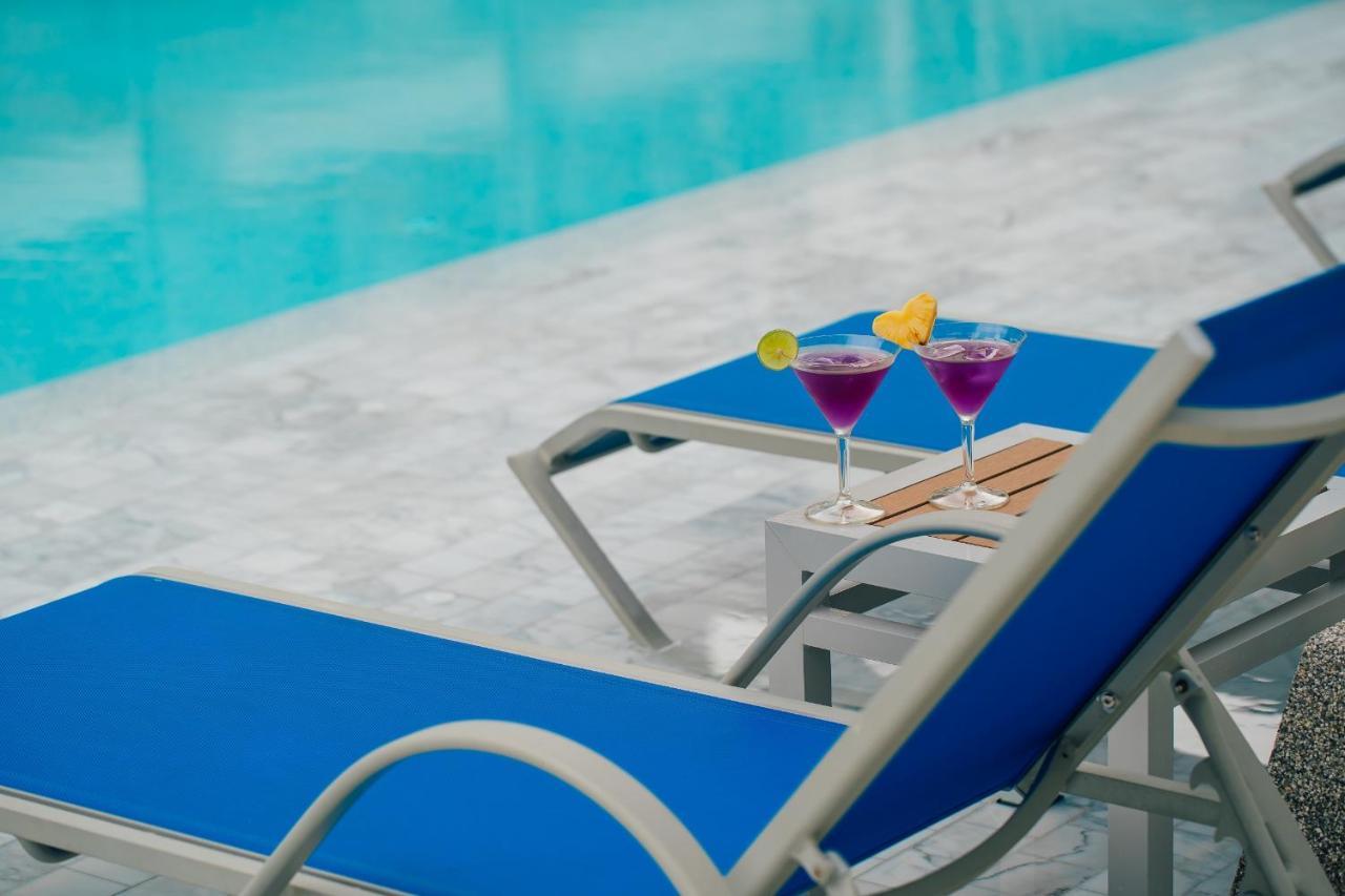 Seabed Grand Hotel Phuket - SHA Extra Plus Exterior foto A poolside table