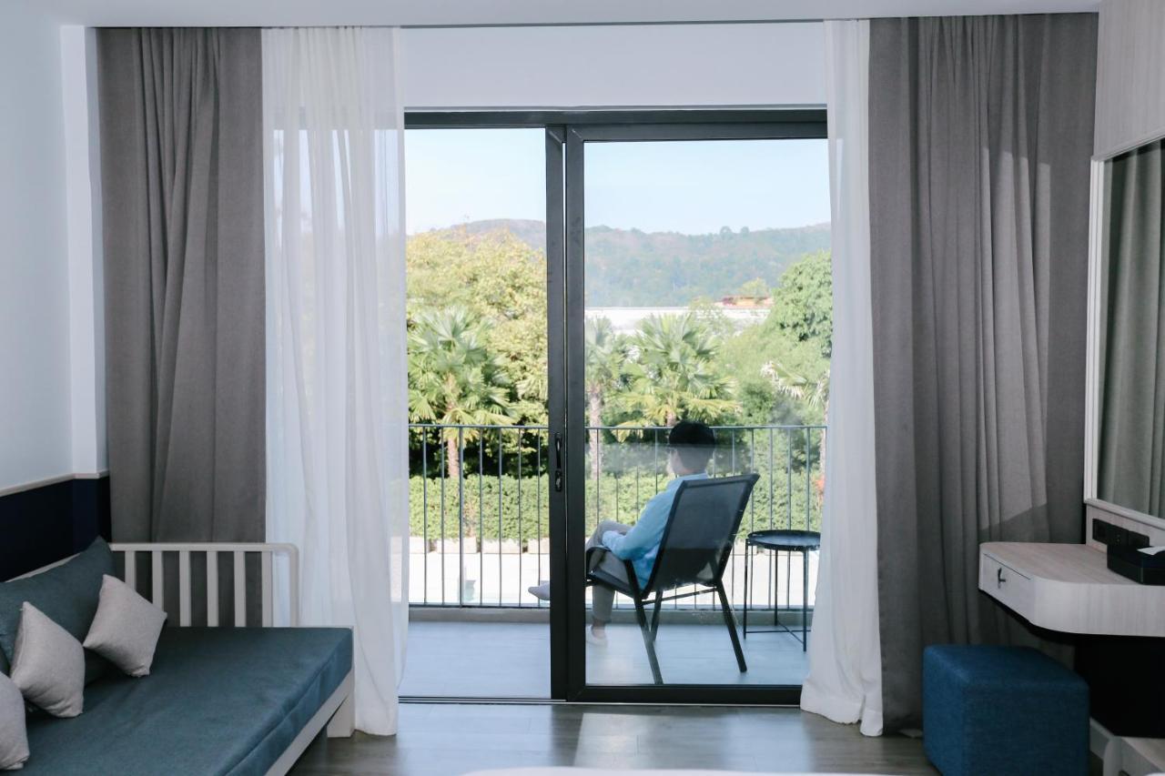 Seabed Grand Hotel Phuket - SHA Extra Plus Exterior foto A room at the hotel