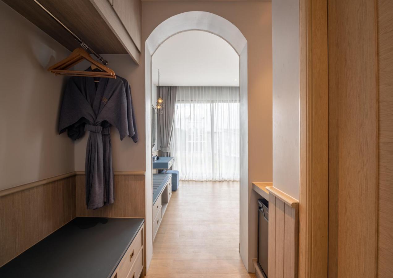 Seabed Grand Hotel Phuket - SHA Extra Plus Exterior foto A room at the hotel