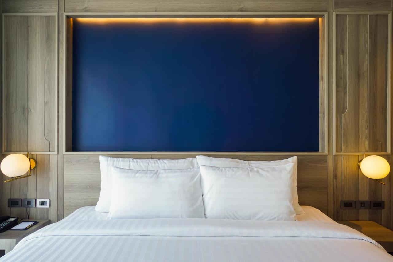 Seabed Grand Hotel Phuket - SHA Extra Plus Exterior foto A bed with two pillows