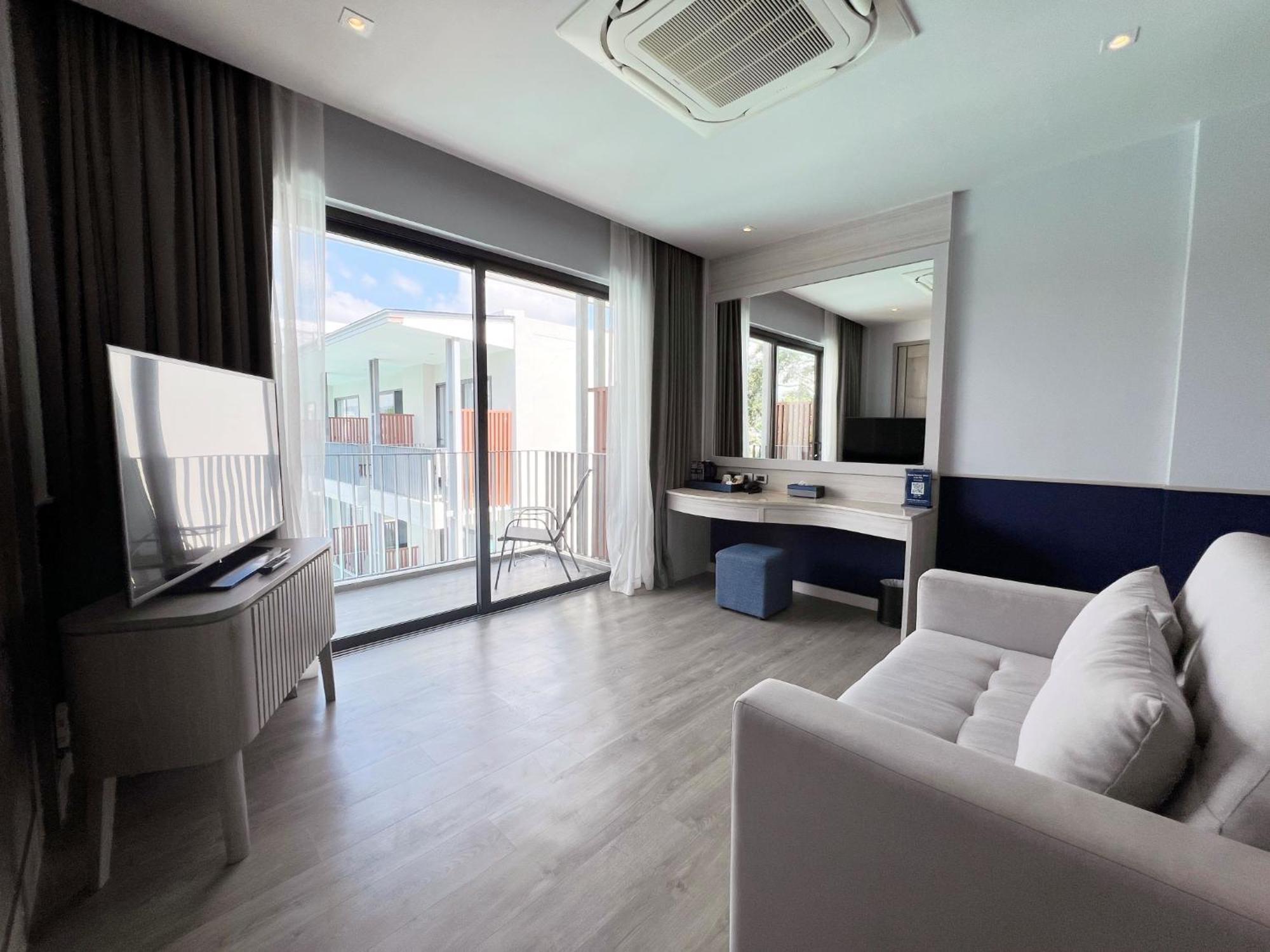 Seabed Grand Hotel Phuket - SHA Extra Plus Exterior foto A room at the hotel
