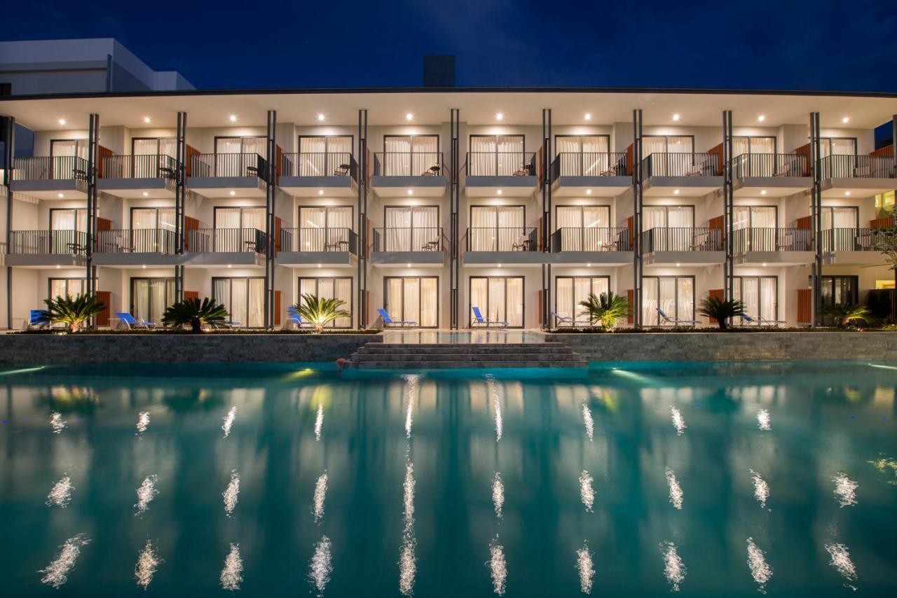 Seabed Grand Hotel Phuket - SHA Extra Plus Exterior foto The hotel at night