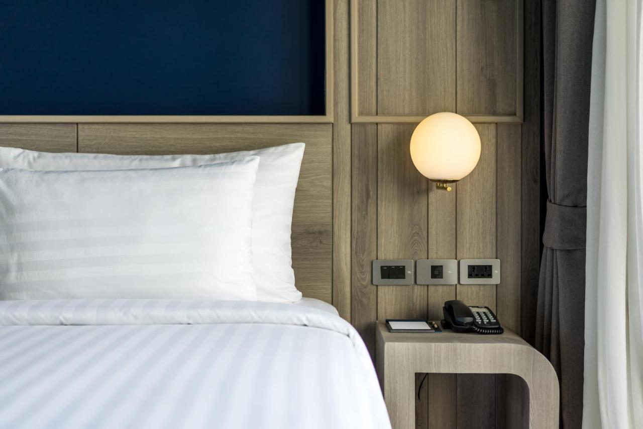 Seabed Grand Hotel Phuket - SHA Extra Plus Exterior foto A wall-mounted light